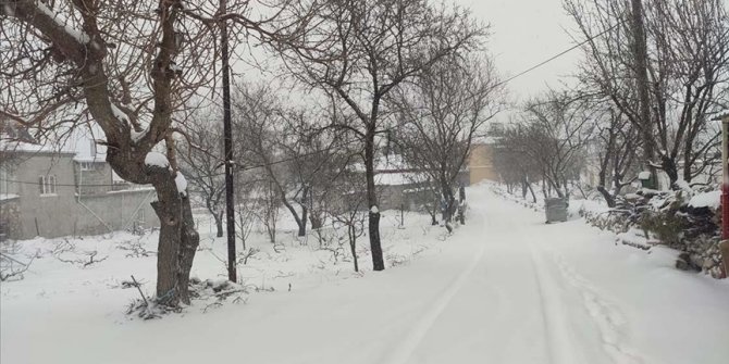Mersin'in ilçelerinde kar yağışı etkili oluyor