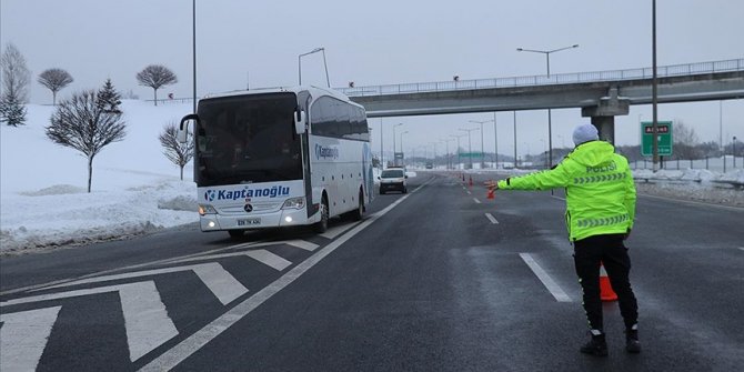 Yolcu otobüslerinin Bolu Dağı'ndan İstanbul yönüne geçişine izin verilmiyor