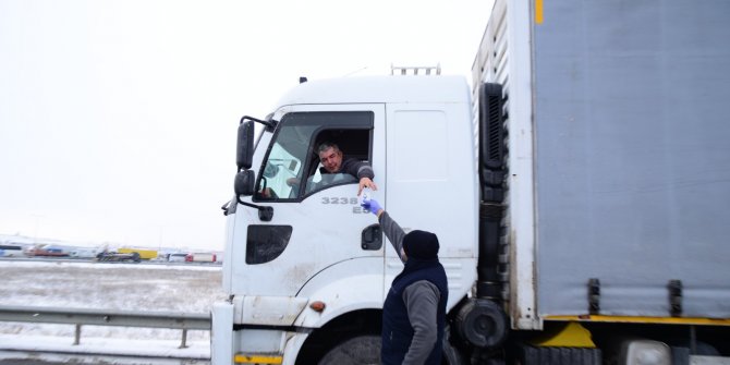 Kahramankazan Belediyesi’nden yolda kalan sürücülere çorba ikramı