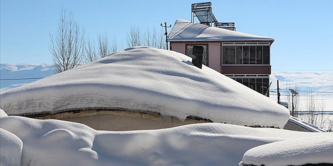 Karlıova'da tek katlı evler kara gömüldü