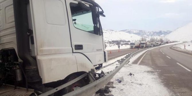 Erzincan- Erzurum kara yolu TIR kazası nedeniyle 1 saat ulaşıma kapandı