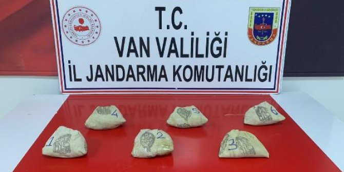 Van'da, kamyonet kasasında 3 kilo 995 gram esrar ele geçirildi