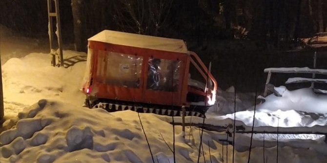 Sivas'ta ekipler yolu kapanan köydeki hasta için seferber oldu