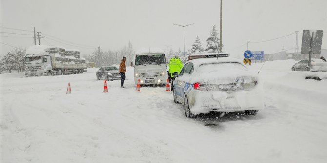 Konya'da kar yağışı ulaşımı olumsuz etkiliyor