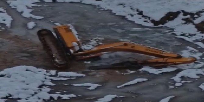 Ataşehir'de suya düşen kepçenin operatörü öldü