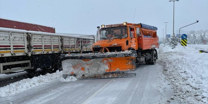 Malatya-Adıyaman kara yolu kar nedeniyle tır ve kamyon geçişine kapatıldı