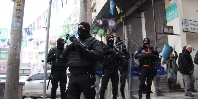 Diyarbakır’da DBP il binasına operasyon