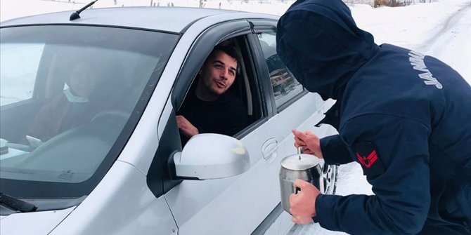Antalya'da yolda mahsur kalanlara jandarma ekipleri yardım etti
