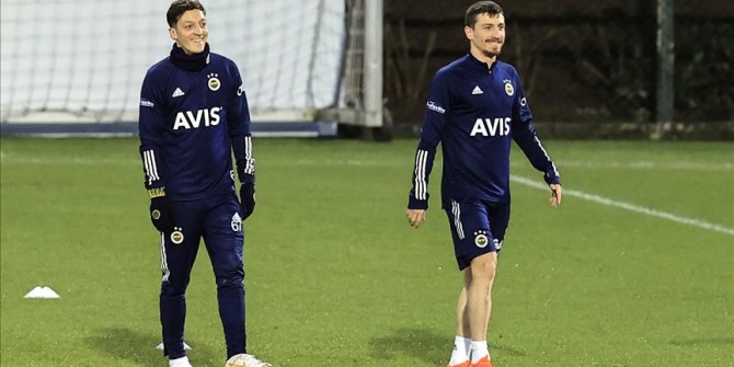 Fenerbahçe'de Mesut Özil ve Mert Hakan Yandaş, Antalya'ya götürülmedi