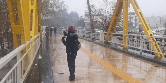 Antalya'nın bazı ilçelerinde kar yağışı etkili oluyor