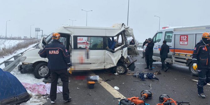 TIR, minibüse arkadan çarptı: 2'si çocuk, 3 ölü