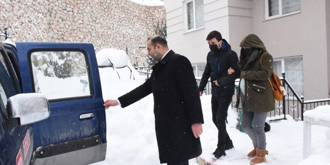 Kar nedeniyle mahsur kalan hamile kadını belediye ekibi hastaneye ulaştırdı
