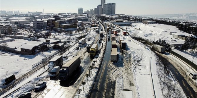 İstanbul'da kar nedeniyle yola bırakılan araçlar kaldırılıyor