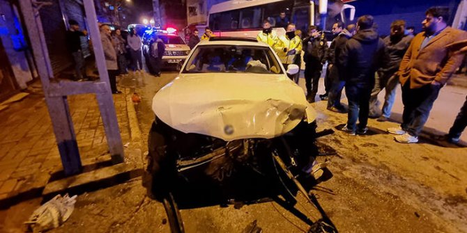'Dur' ihtarına uymadı; iş yeri, otomobil ve elektrik direğine çarptı