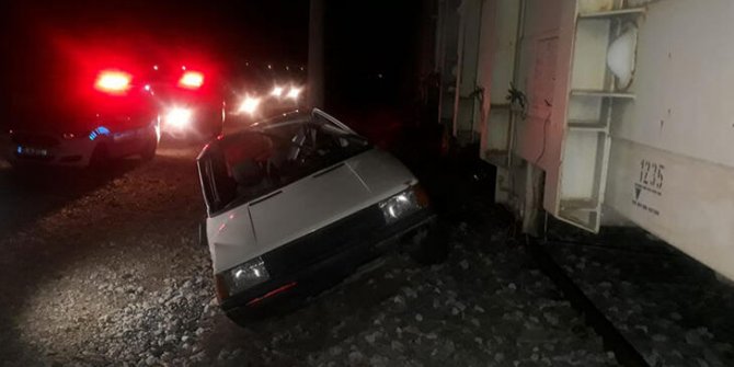 Tarsus’ta yük treni, demiryoluna bırakılan otomobile çarptı