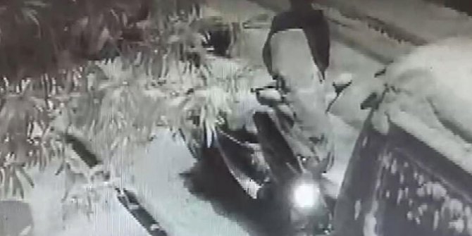 Karın kapattığı yolda bırakılan motosikleti temizleyip çaldılar
