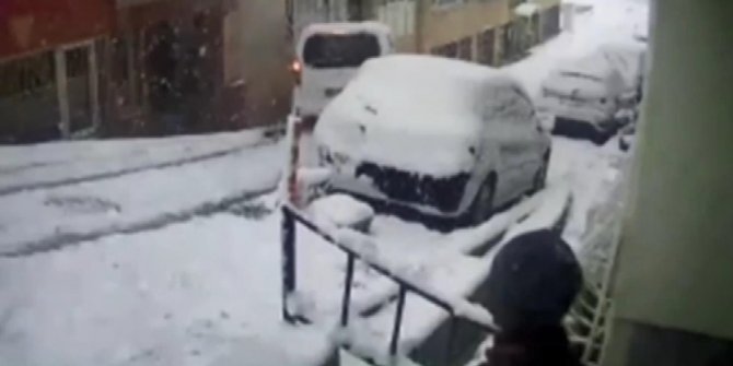 Üsküdar'da kayan aracın binaya çarpma anı kameraya yansıdı