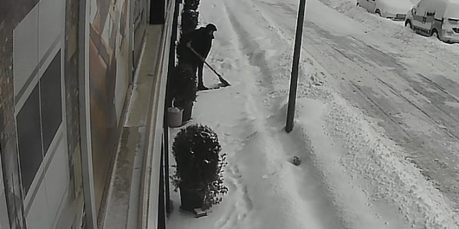Kar temizlerken ölümden döndü