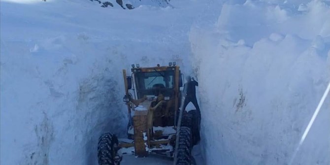 Bahçesaray'da kar kalınlığı iş makinelerinin boyunu aştı