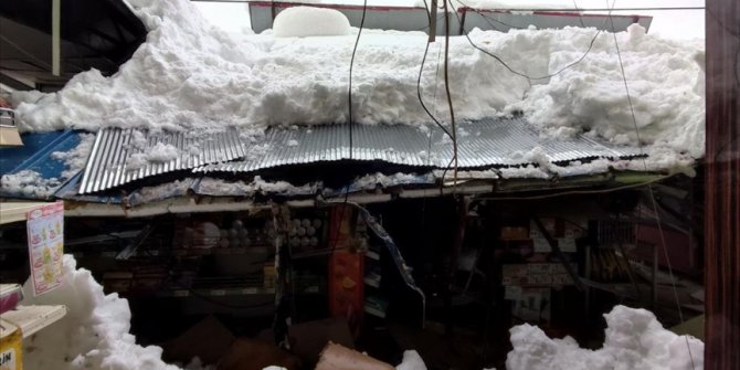 Sakarya'da kar nedeniyle marketin sundurması ve garajın çatısı çöktü