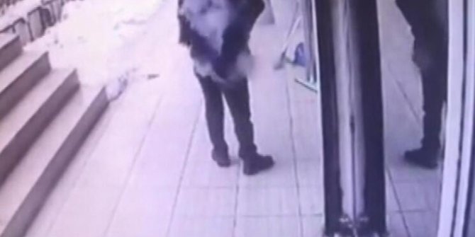 Merdivenden düştü, cebindeki telefondan duman yükselince panik yaşadı