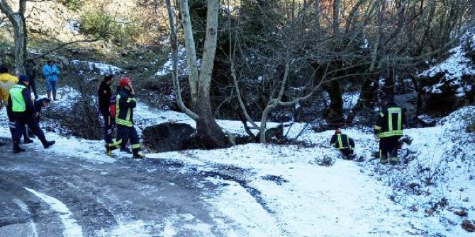 Manisa'da dere yatağına devrilen otomobilin sürücüsü öldü