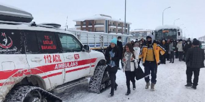 Yurdun yolu kapandı, öğrenciler paletli ambulansla sınava yetiştirildi