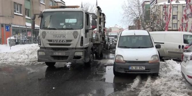 Arnavutköy'de kar nedeniyle terk edilen açarlar yollardan çekiliyor