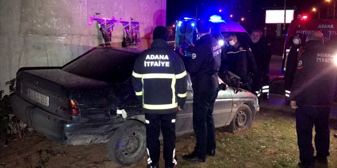 Adana'da bir kişi kaza yaptığı otomobilde uyuya kaldı