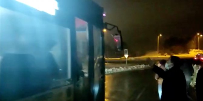 İstanbul'da otoyolda İETT otobüsünden indirilen yolculardan tepki
