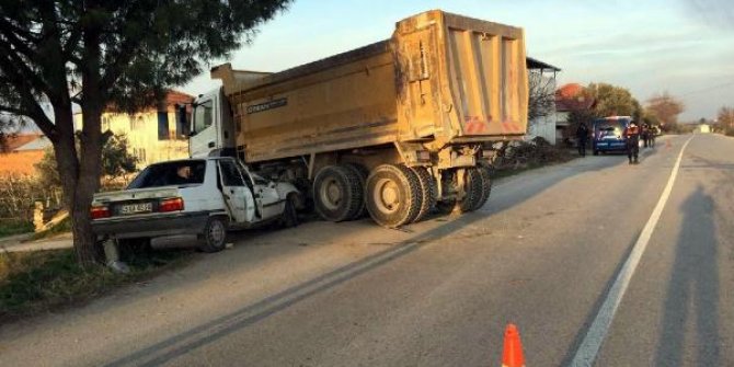 Sollamak istediği hafriyat kamyonuna çarptı: 1 ölü, 2 yaralı