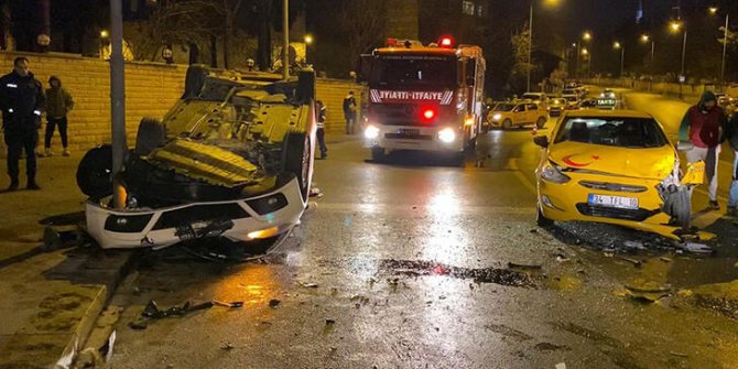 Üsküdar'da otomobil takla atıp taksiye çarptı: 1 yaralı