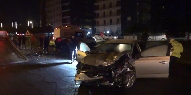 Silivri'de iki otomobil kafa kafaya çarpıştı: 1 ölü