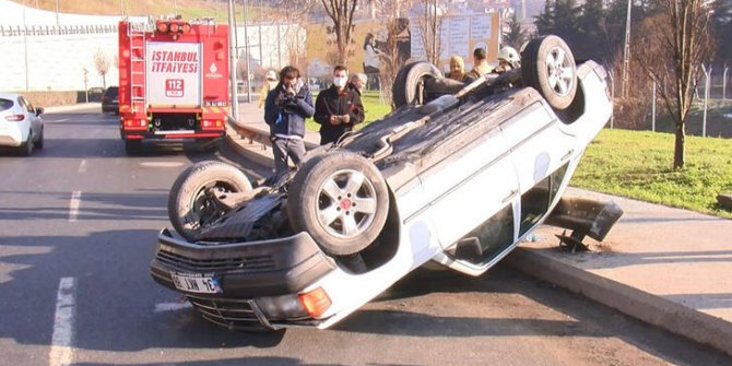 Gaziosmanpaşa'da bariyerlere çarpan araç yan yattı: 1 yaralı