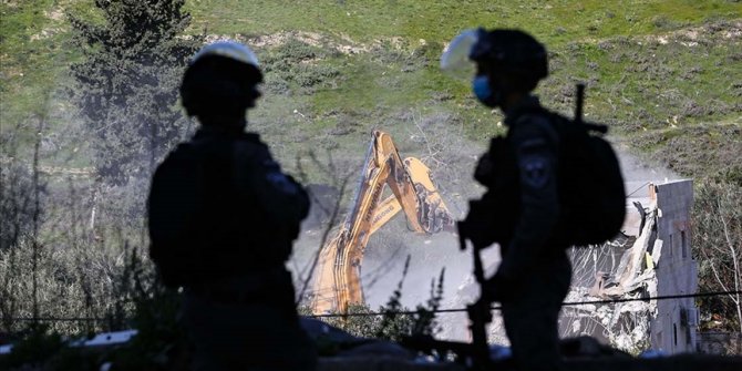 İsrail askerleri Batı Şeria'da Filistinli ailenin evini yıktı