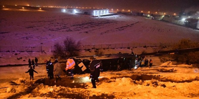 Gaziantep'te yolcu otobüsü şarampole devrildi