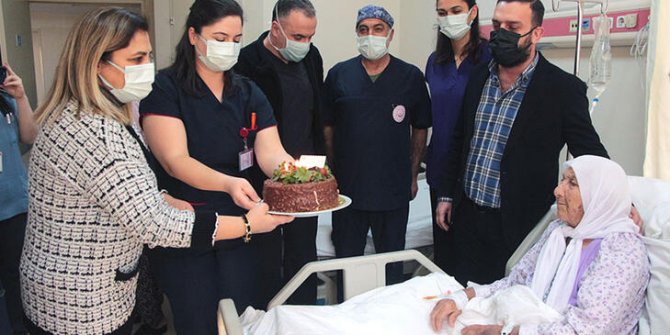 Kalça kırığı ameliyatı olan 104 yaşındaki kadına yatağında doğum günü sürprizi