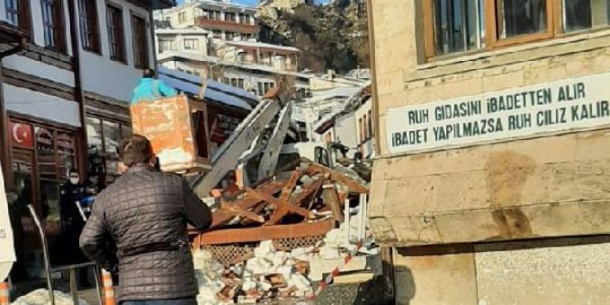 Caminin sundurması çöktü, namazdan çıkan 5 kişi yaralandı