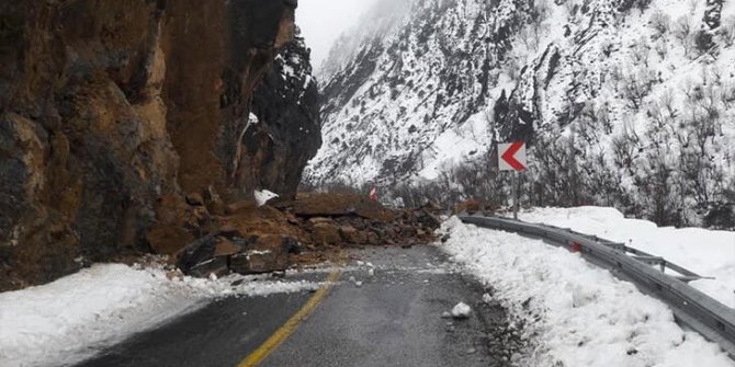 Kayseri'de heyelan; Kapuzbaşı yolu kapandı