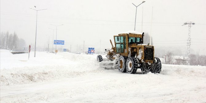 Kar ve tipi nedeniyle kapanan Sivas-Erzincan kara yolu ulaşıma açıldı