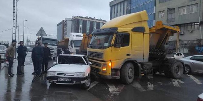 Sultangazi'de hafriyat kamyonu otomobile çarptı, kaldırımda yürüyen yaya ölümden döndü