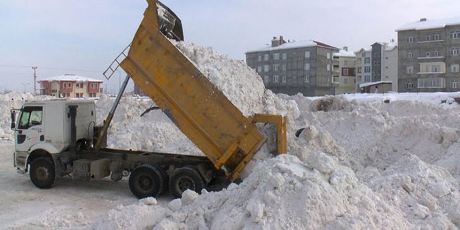 Muş'ta günde 500 kamyon kar şehir dışına taşınıyor