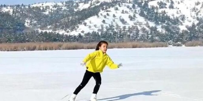 6 yaşındaki Umay'dan buz tutan Eymir Gölü'nde paten şovu