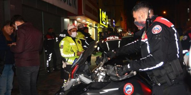 'Dur' ihtarına uymayan otomobil sürücüsü motosikletli polislere çarparak kaçtı; 2 yaralı