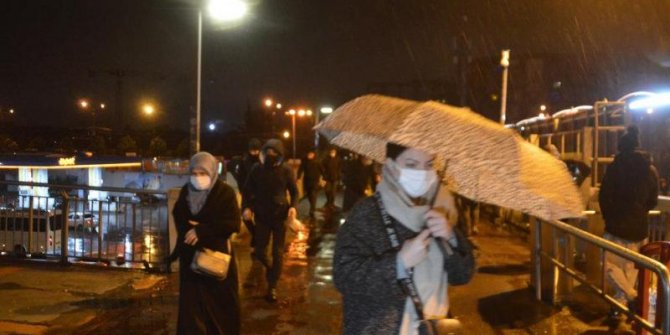 İstanbul güne yağmurla uyandı, trafik yoğunluğu yüzde 60'a yaklaştı