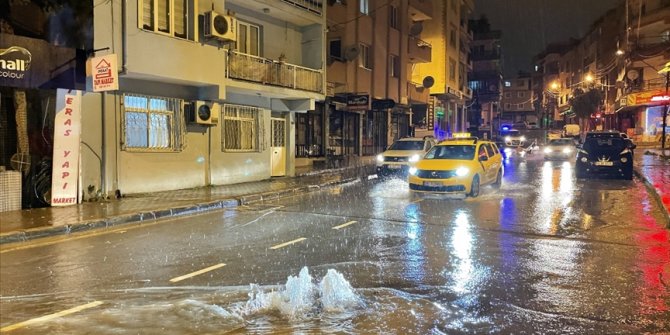 İzmir'de sağanak etkili oldu