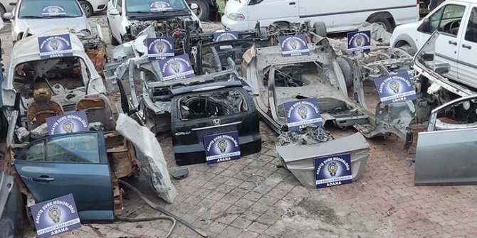 Hacizli ve çalıntı araçları parçalarken suçüstü yakalandı