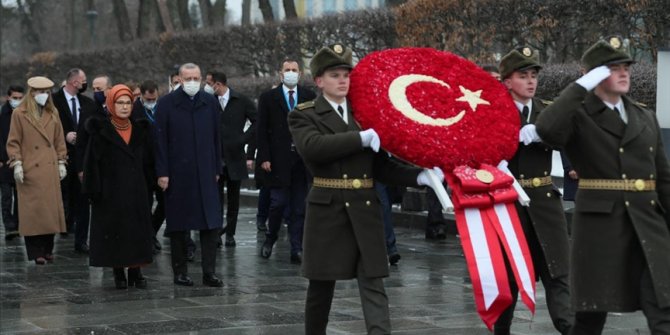 Cumhurbaşkanı Erdoğan Kiev'deki Meçhul Asker Anıtı'nı ziyaret etti