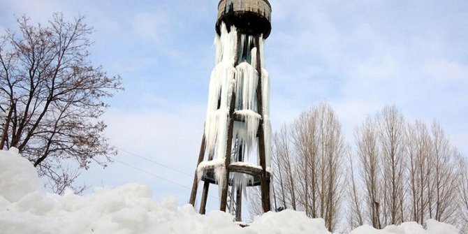 Soğuk havada boruları patlayan su deposu, buz kulesine döndü