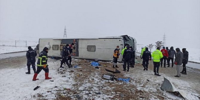 Yozgat'ta yolcu otobüsü devrildi: Ölü ve yaralılar var!